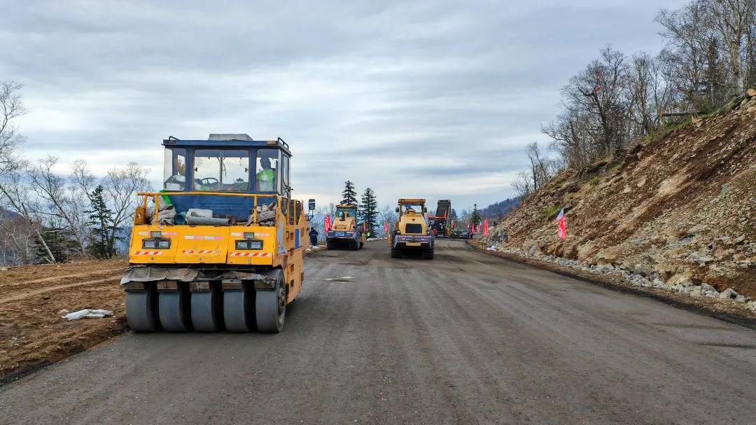 国道三莫公路雪亚段改扩建工程底基层水稳摊铺正式开工